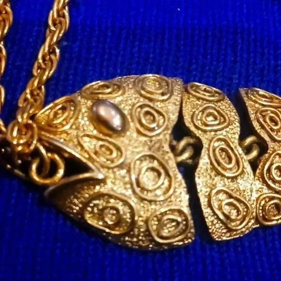 A beautiful fish charm chain...gold color.. - Picture 2 of 6